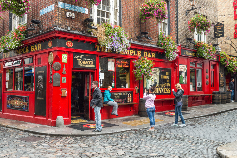 Young tourists in front of a pub in the Temple Bar quarter