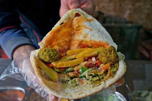 Falafel: Jordan street food served fresh in Wadi Rum, golden and crispy with chickpeas, herbs, and regional spices.