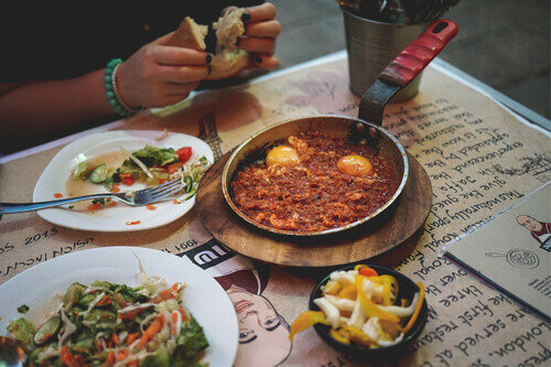 Dinner with traditional Shakshuka and salads in a local cafe.