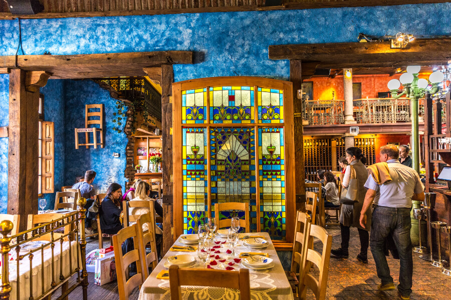 Tourists dining inside the Como Agua Para, a chocolate restaurant.