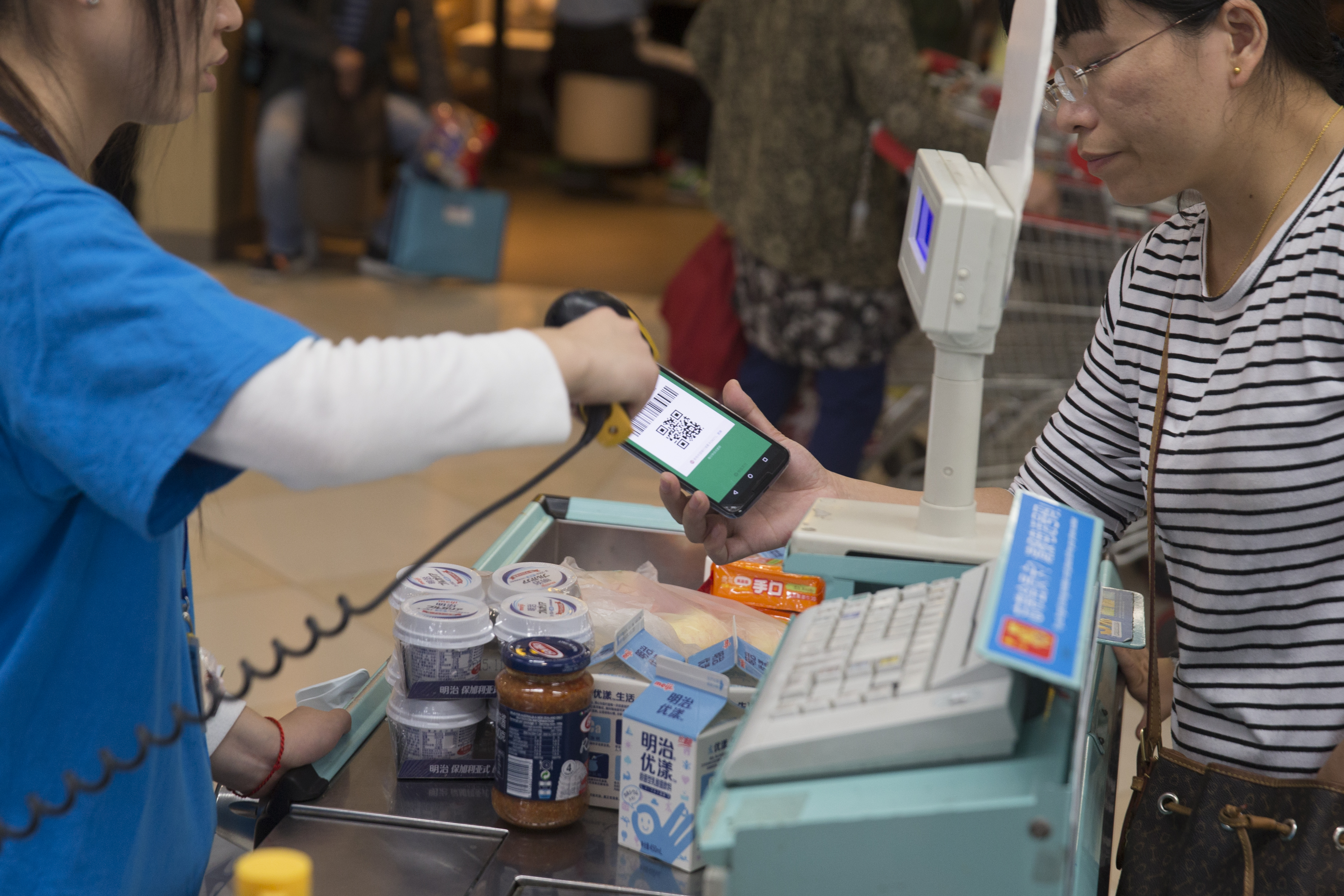 China travel tips for beginners: Download essential apps like VPNs and translators before your China trip begins.