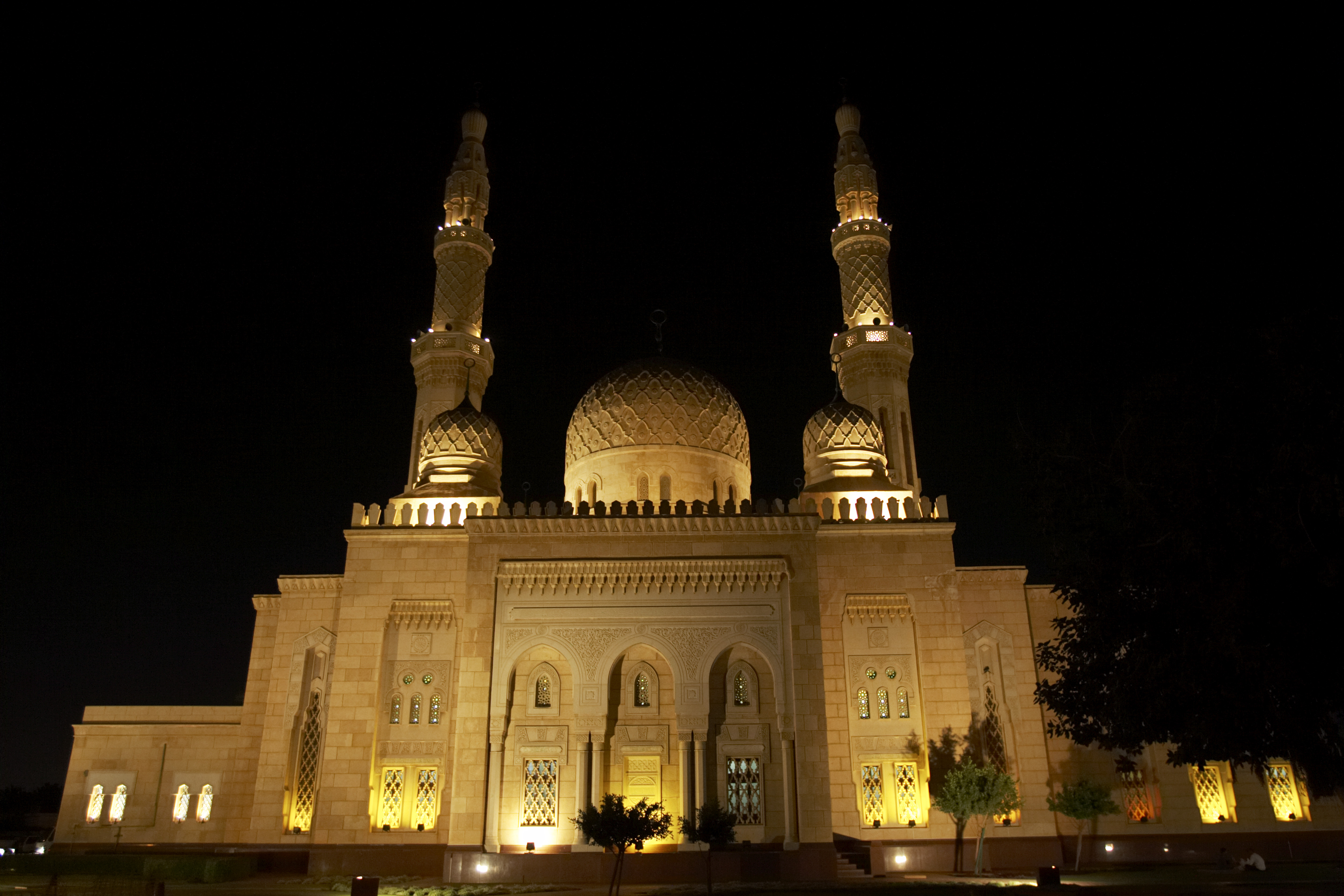 Jumeirah Mosque glows beautifully at night&mdash;a serene cultural stop on your Dubai stopover