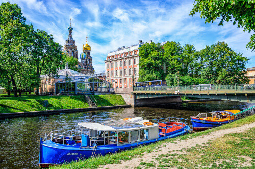 The Mokya River featuring the Sadovy Bridge.