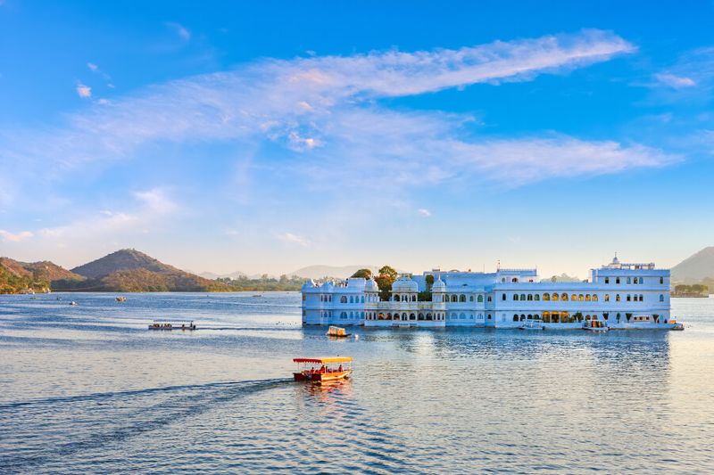 A tourist boat going to Jag Niwas Palace.