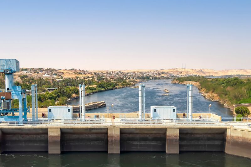 Aswan featurs a dam that facilitates hydroelectric power generation.