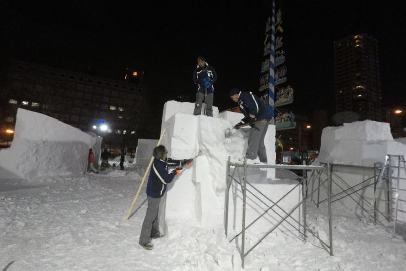 Creating an ice sculpture for the Festival.