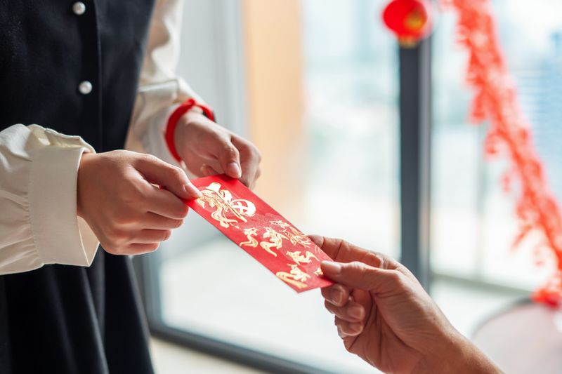 When receiving a gift, it's customary to accept it with both hands. This also applies in formal situations, like receiving a receipt from your hotel. 