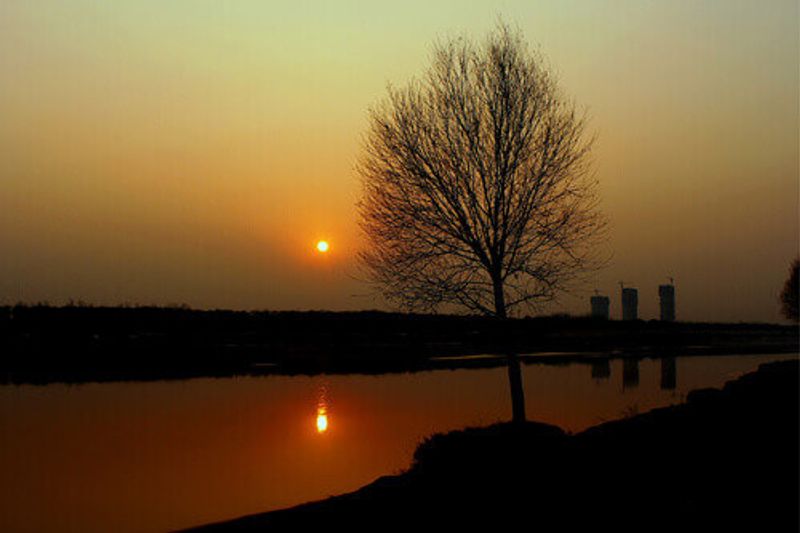 The Yellow River in Jinan with the sun in the background.