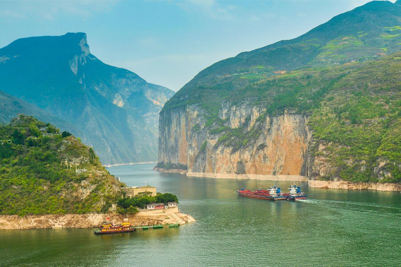 Ships entering Qutang Gorge.