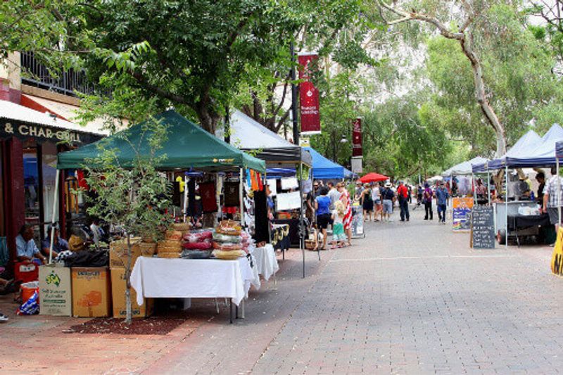 People are shopping at the weekly sunday street market with handicrafts and Aboriginal art in Alice Springs.