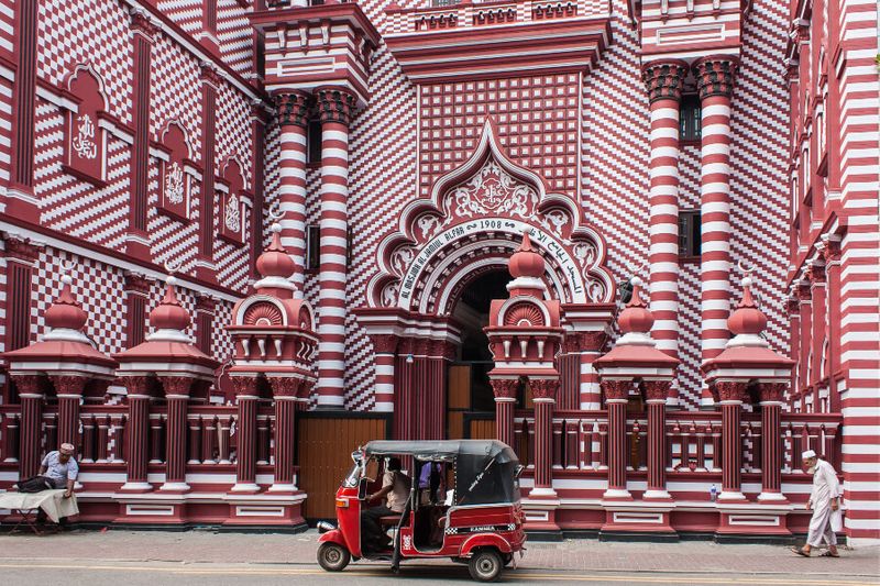 Jamiul Alfar Mosque features a stunning red and white facade that dazzles visitors to Colombo.
