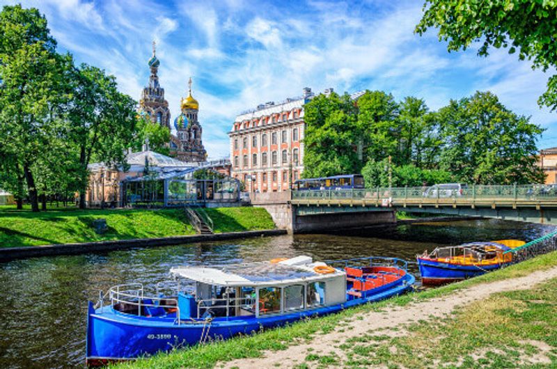 The Mokya River featuring the Sadovy Bridge.