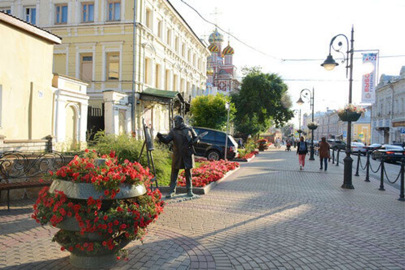 Statues and flowers in the historical Rozhdestvenskaya Street in Nizhny Novgorod.